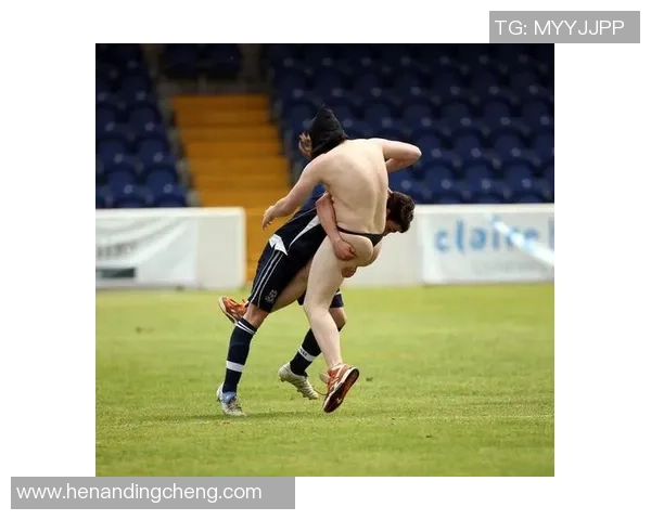 男男足球明星意外走光引发热议网友热议运动员形象与隐私保护问题